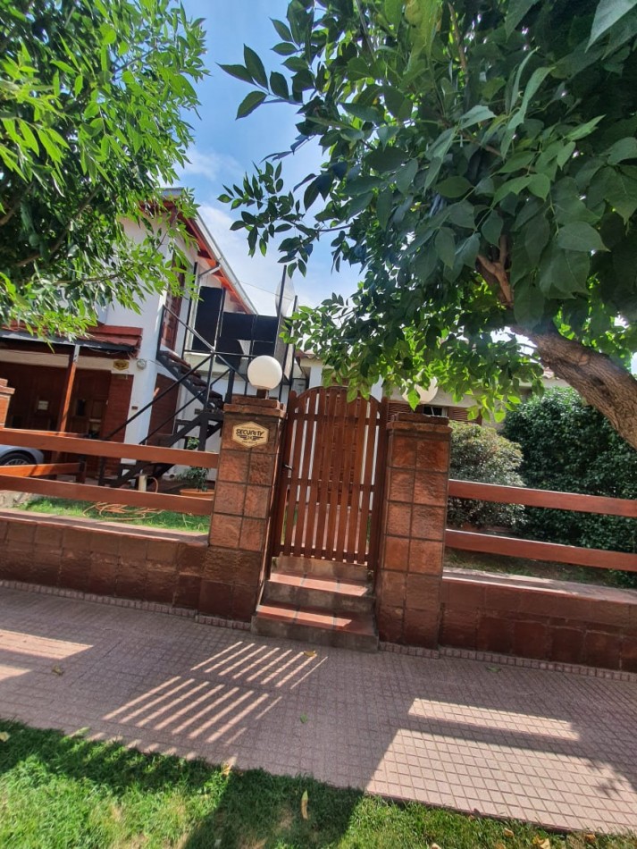 Venta de Casa con Departamento en Juana Koslay