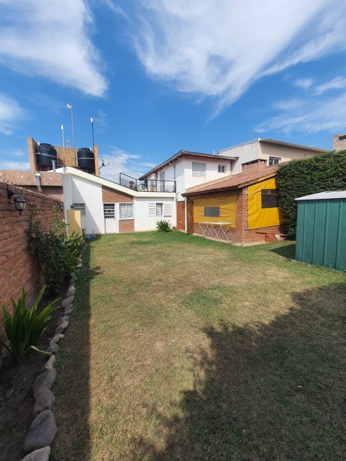 Venta de Casa con Departamento en Juana Koslay