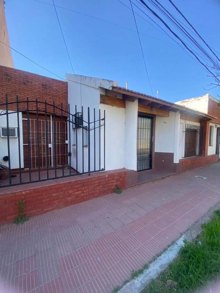 VENTA CASA CALLE ALMIRANTE BROW A METROS DE JUSTO DARACT. SAN LUIS.